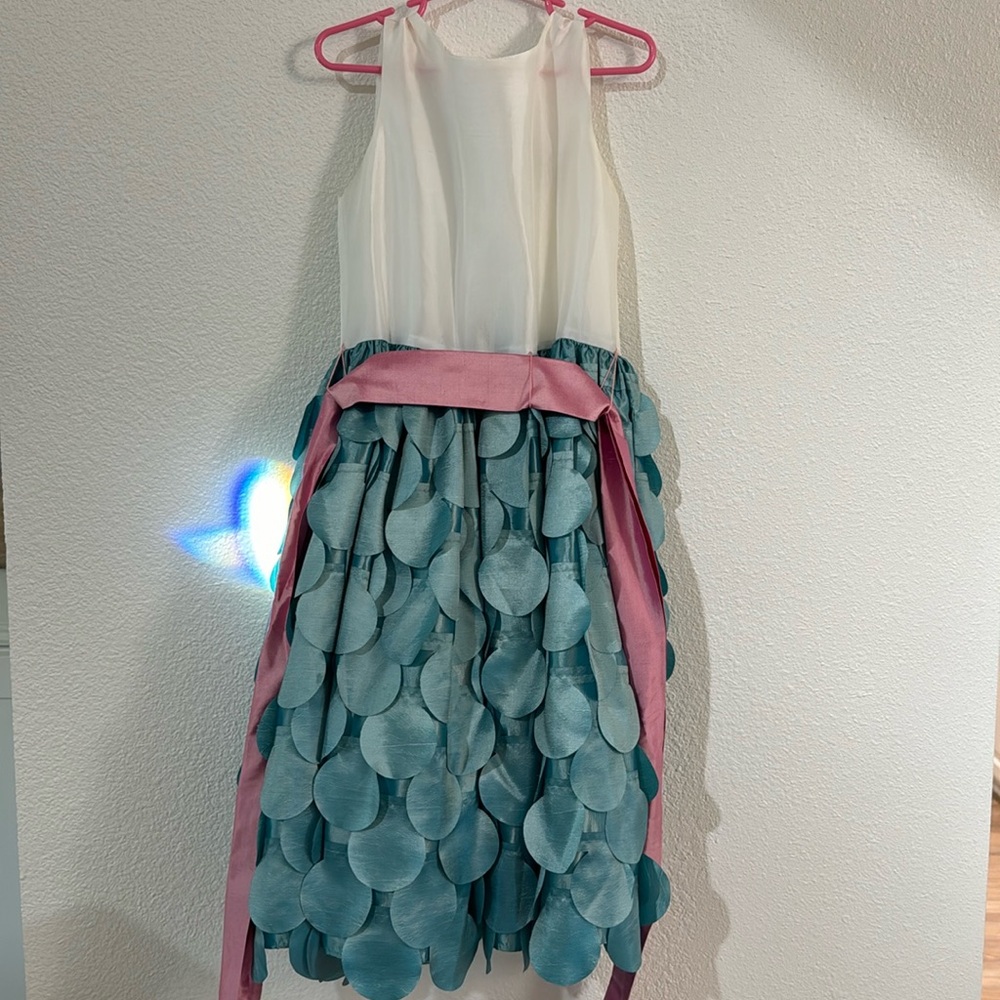 Girls White dress with teal scallops and pink bow size 7